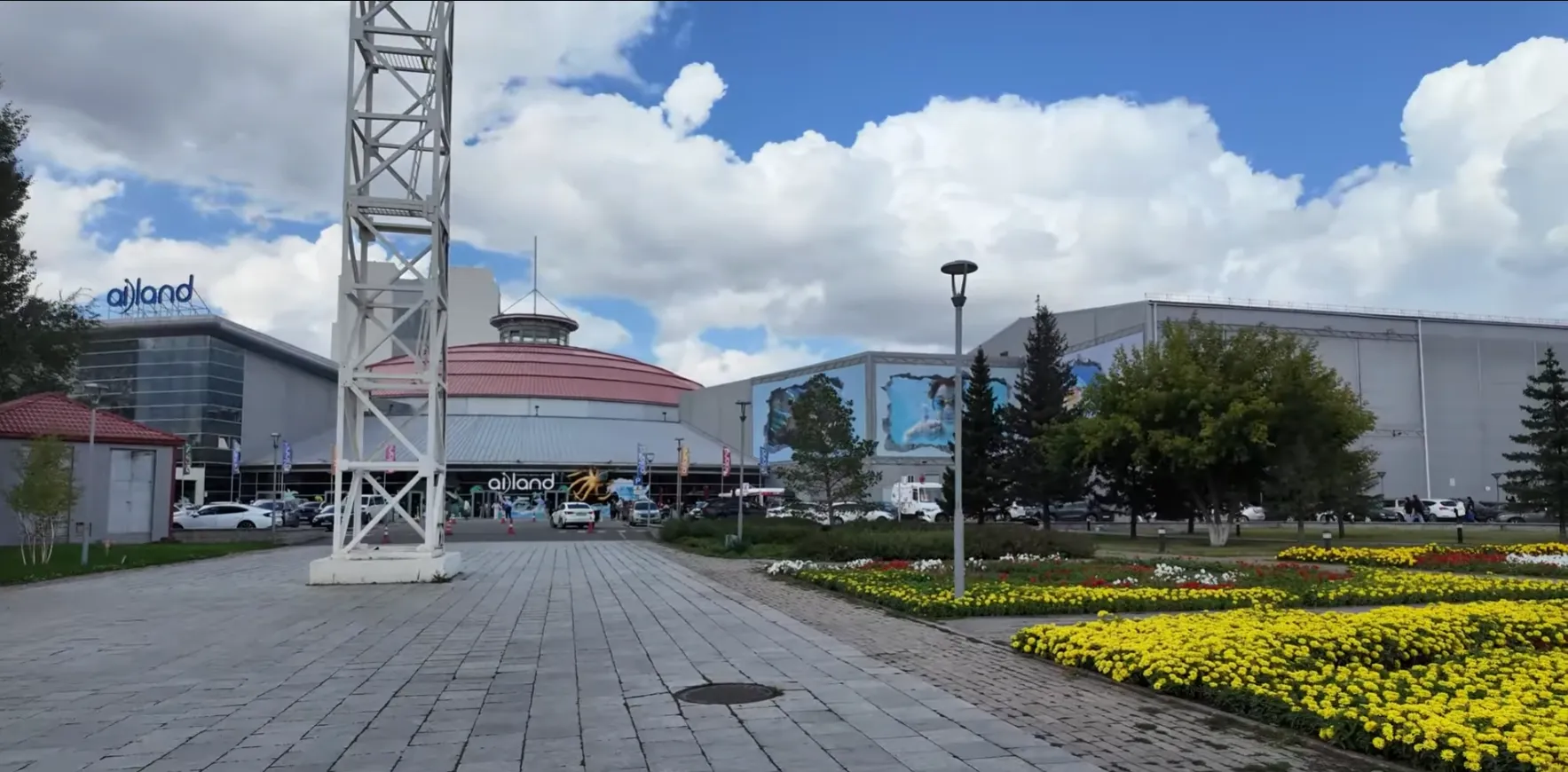 Вид на РЦ Ailand (океанариум, аквапарк)