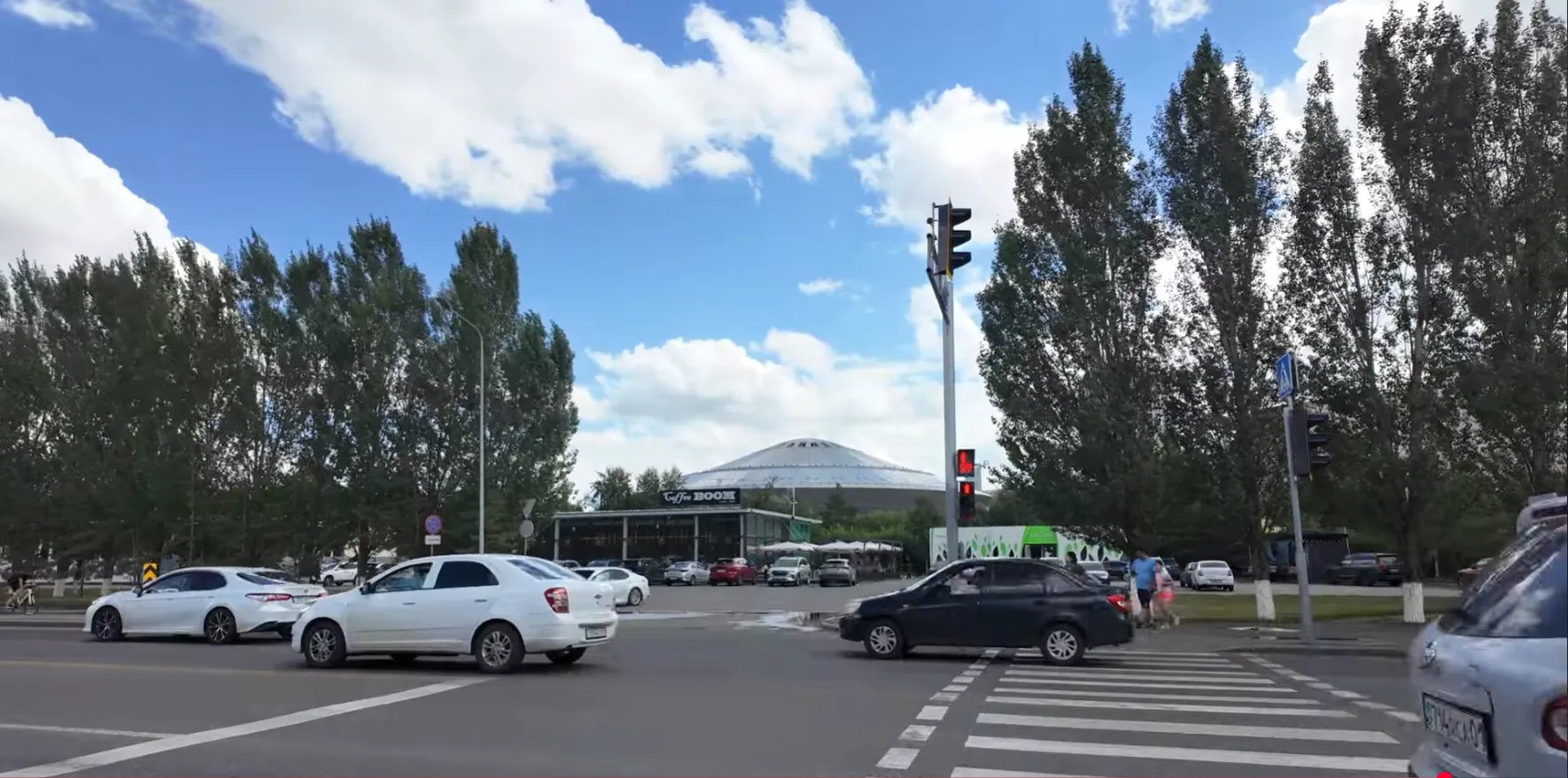 vid na stolichnyy tsirk letayuschaya tarelka