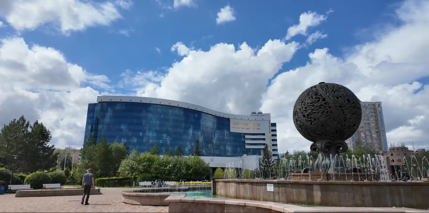 Здание Министерства Финансов РК (в простонародье доллар)