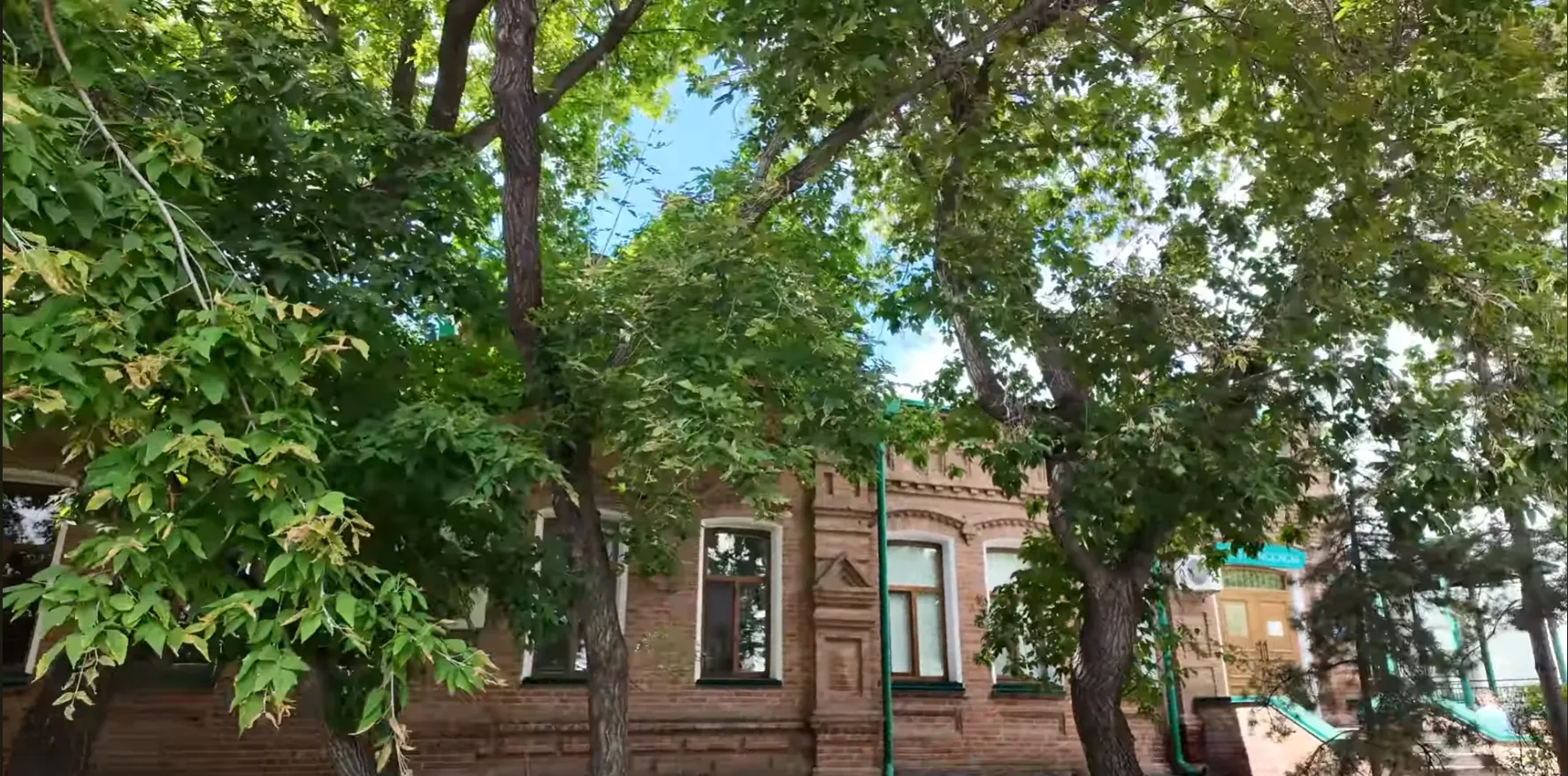 zdanie prinadlezhaschee teatru gosudarstvennaya uprava